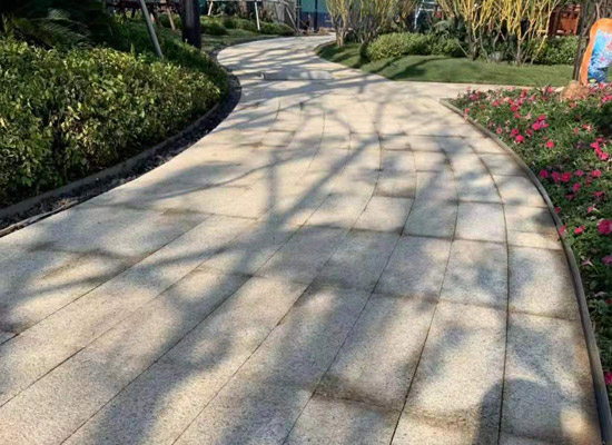 芝麻灰干掛石材，讓建筑更具個性與獨特魅力(圖1)