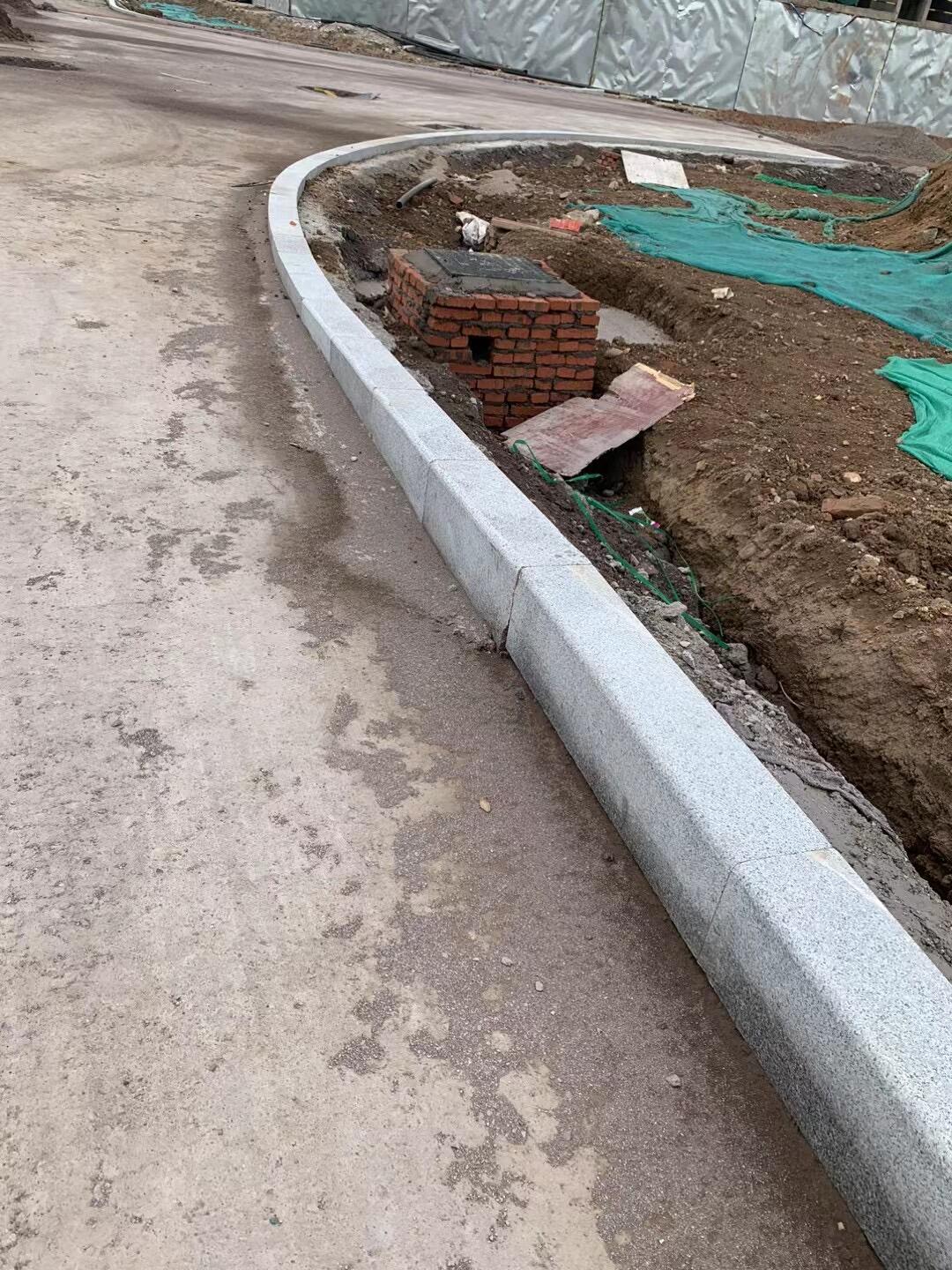 芝麻白路沿石與芝麻灰路沿石不同規(guī)格廠家價(jià)格為何差距那么大(圖1)